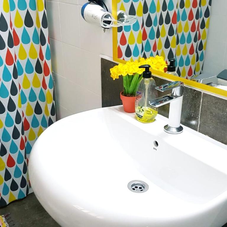 Gloria Host House - Double Room with Private Bathroom and Balcony - 12