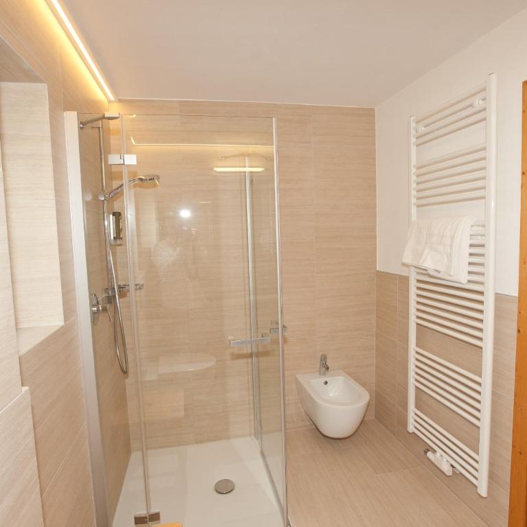 Hotel Goldener Adler - Habitación Cuádruple Estándar - 1