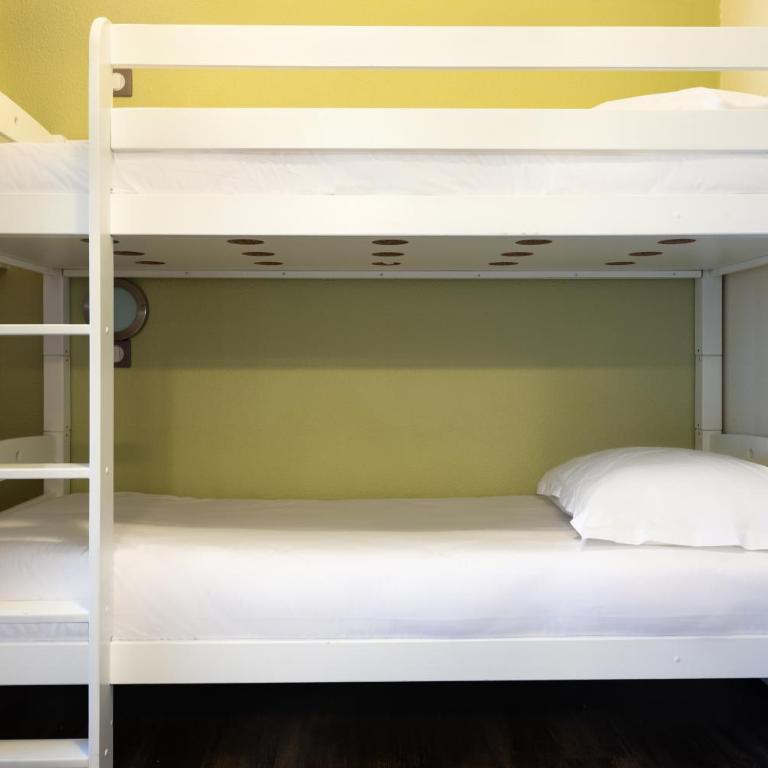 SOWELL Family Les Amandiers - Standard Quadruple Room - 4