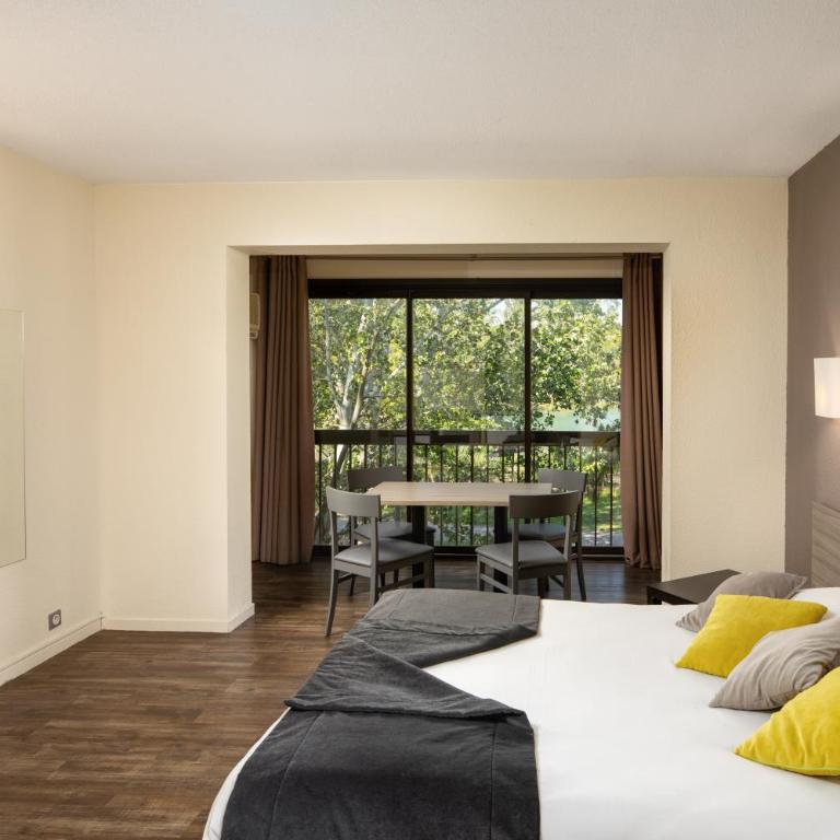 SOWELL Family Les Amandiers - Standard Quadruple Room - 1