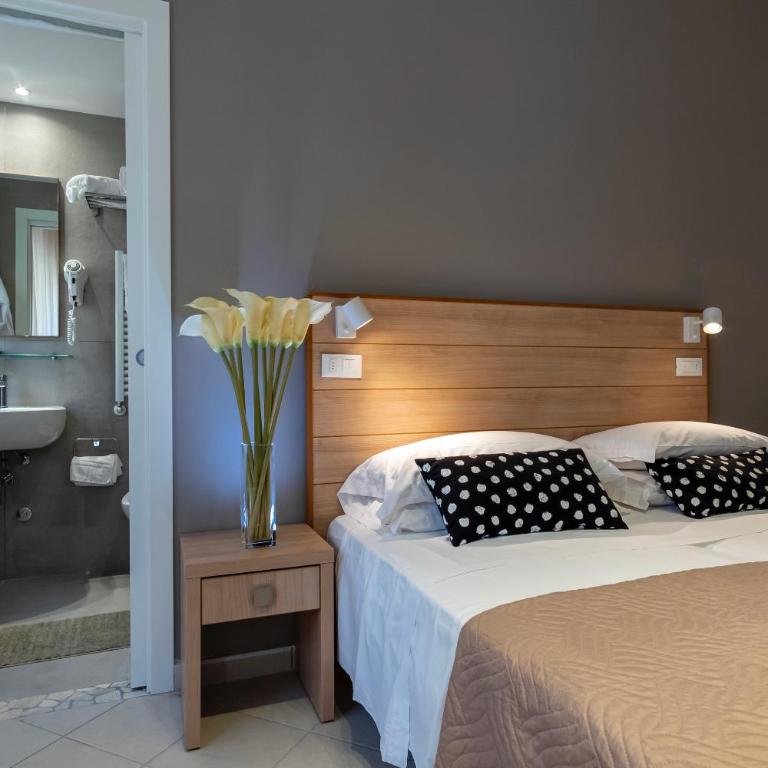 Hotel Mocambo Riccione CENTRALISSIMO AL MARE - Two Connecting Double Rooms - 4