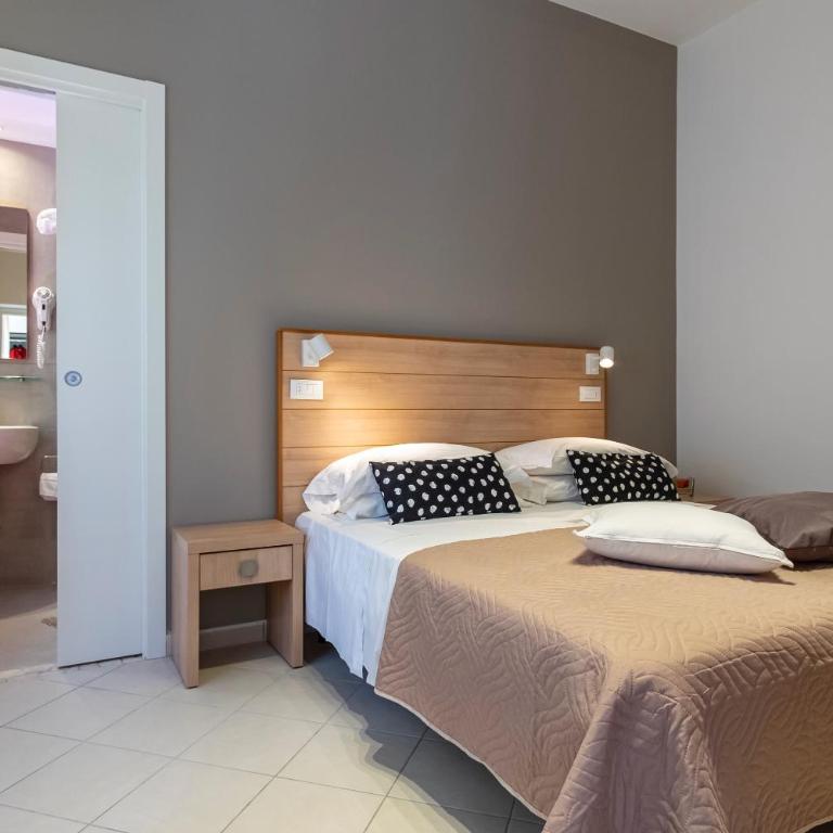 Hotel Mocambo Riccione CENTRALISSIMO AL MARE - Two Connecting Double Rooms - 8