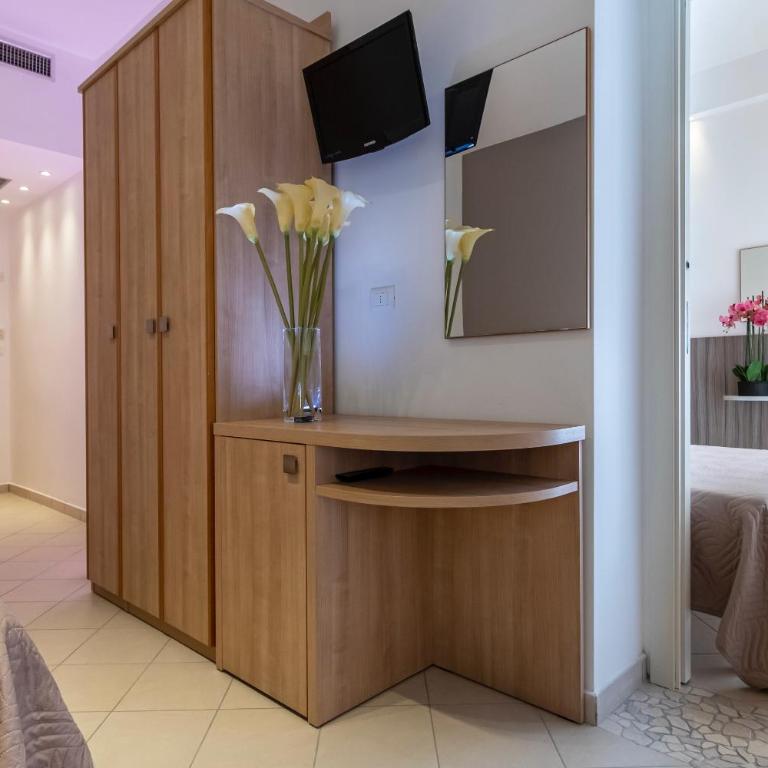 Hotel Mocambo Riccione CENTRALISSIMO AL MARE - Two Connecting Double Rooms - 7