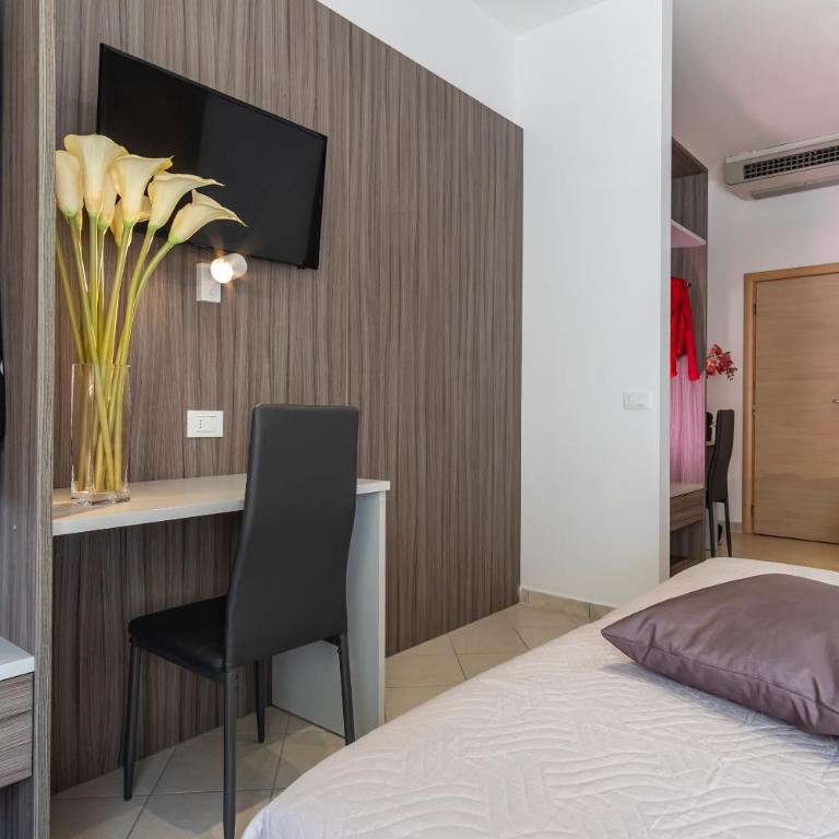 Hotel Mocambo Riccione CENTRALISSIMO AL MARE - Family Room - 7