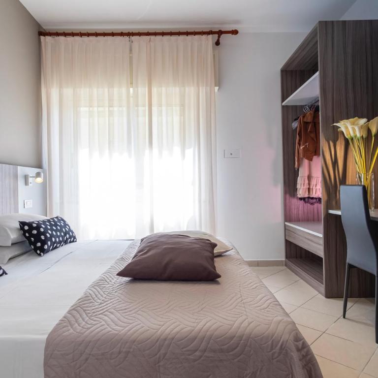 Hotel Mocambo Riccione CENTRALISSIMO AL MARE - Family Room - 12