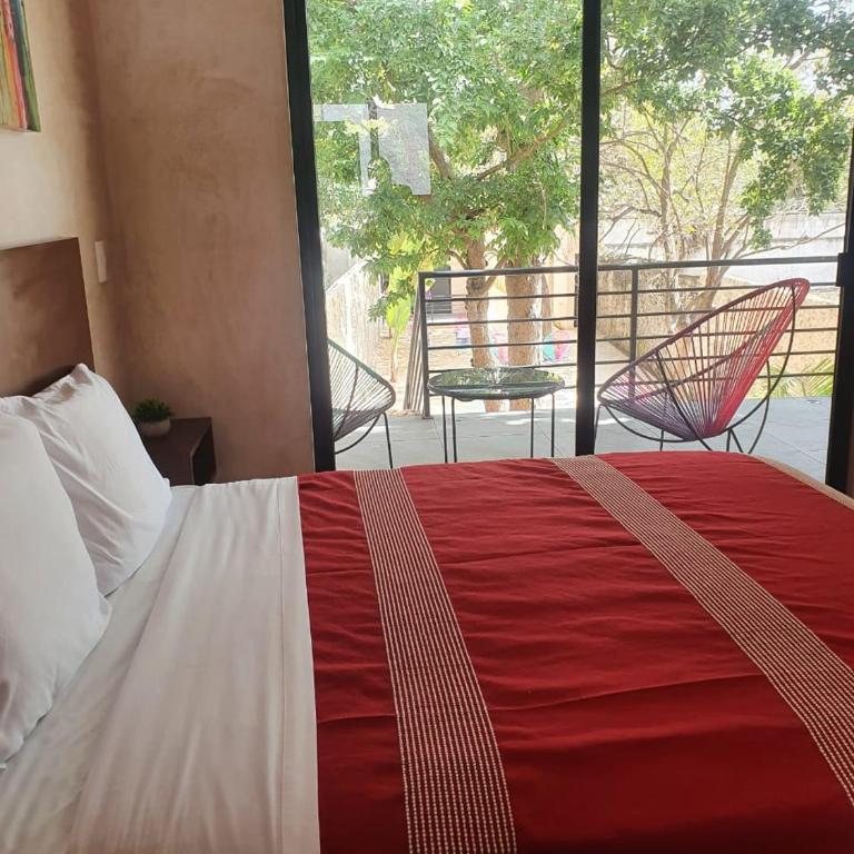 Hotelito YUM KAAX - Suite con cama grande y vistas a la piscina - 8