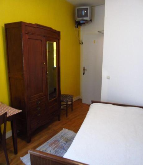 Hotel d'Orléans Paris Gare de l'Est - Camera Singola con Bagno e Servizi Igienici in Comune - 1