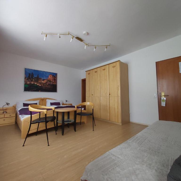 B&B Pension Karlsdorfer Hof - Familienzimmer mit Balkon - 5