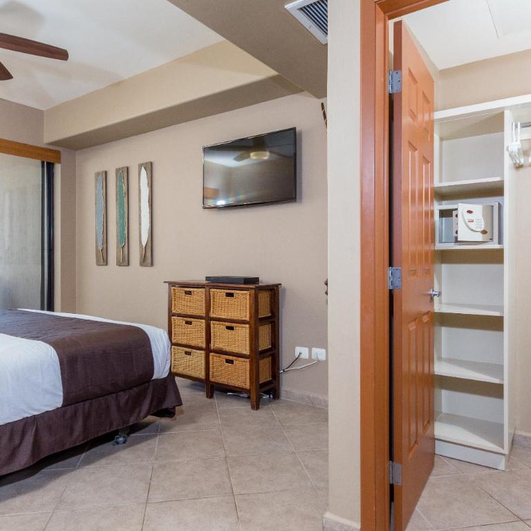 Las Palomas 2BR GROUND FLOOR Huge Patio/Closest to Lazy River/Steps to Beach - Two-Bedroom Apartment - 12