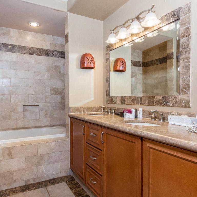 Las Palomas 2BR GROUND FLOOR Huge Patio/Closest to Lazy River/Steps to Beach - Two-Bedroom Apartment - 14