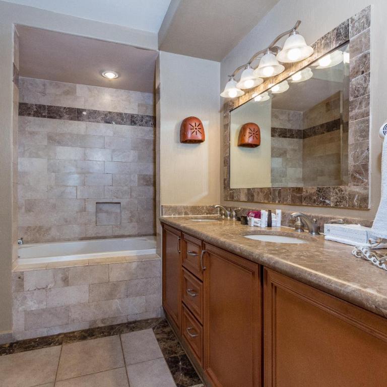 Las Palomas 2BR GROUND FLOOR Huge Patio/Closest to Lazy River/Steps to Beach - Two-Bedroom Apartment - 15