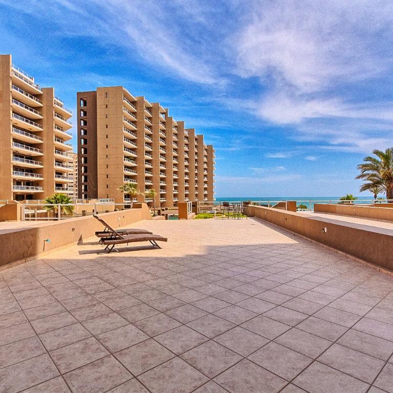 Las Palomas 2BR GROUND FLOOR Huge Patio/Closest to Lazy River/Steps to Beach - Two-Bedroom Apartment - 22