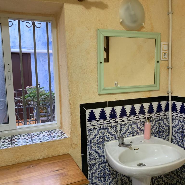 Pension Lisdos - Habitación Individual con baño compartido - 9