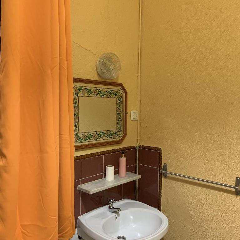 Pension Lisdos - Habitación Individual con baño compartido - 6