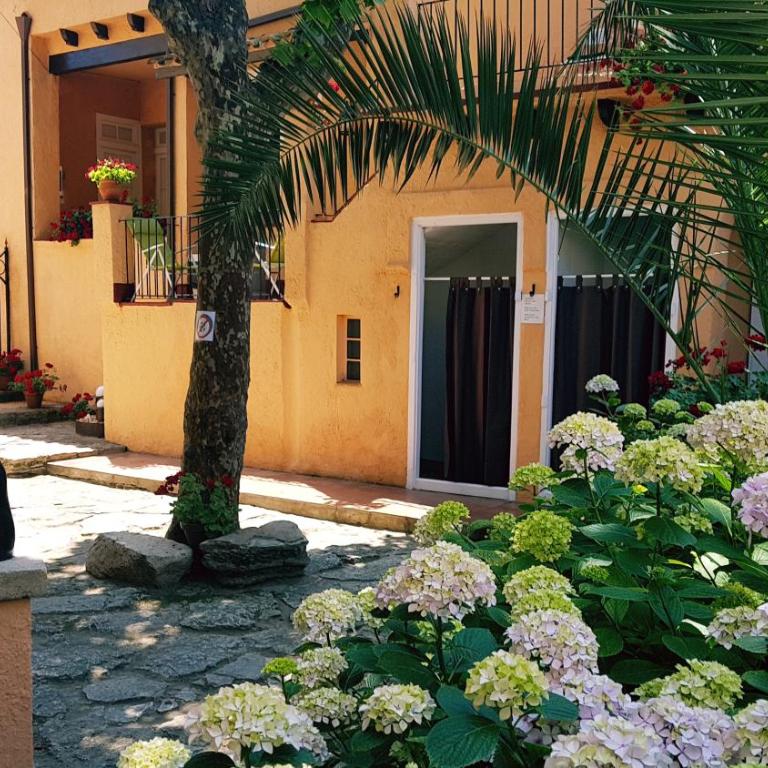 Apartamento con jardín a 11 metros de la playa. CG. - Apartamento - 42