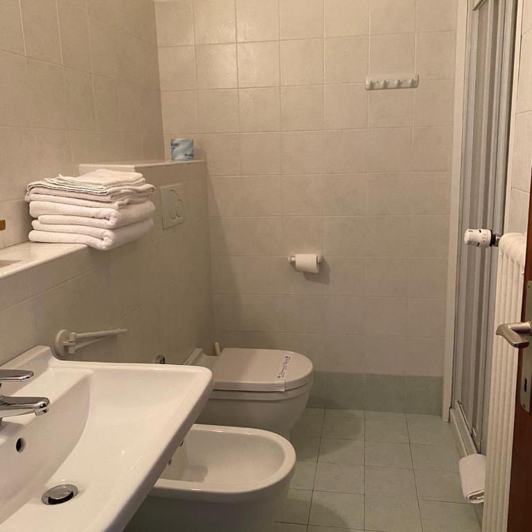 Casa Vacanze Paolo VI - Camera Doppia con Letti Singoli con Bagno Privato - 4