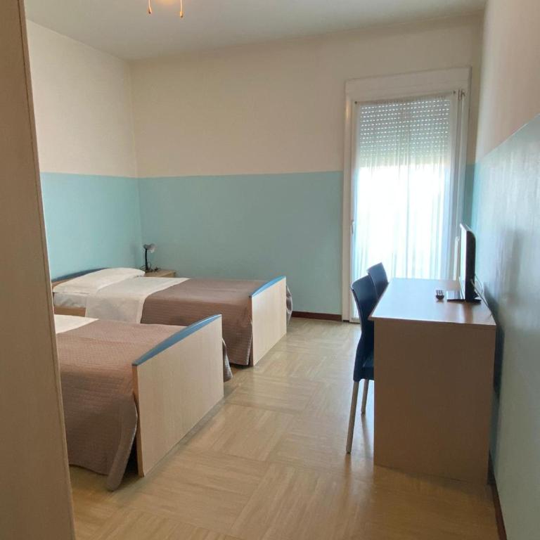 Casa Vacanze Paolo VI - Camera Doppia con Letti Singoli con Bagno Privato - 8