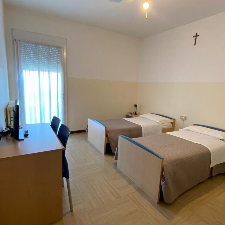 Casa Vacanze Paolo VI - Camera Doppia con Letti Singoli con Bagno Privato - 9