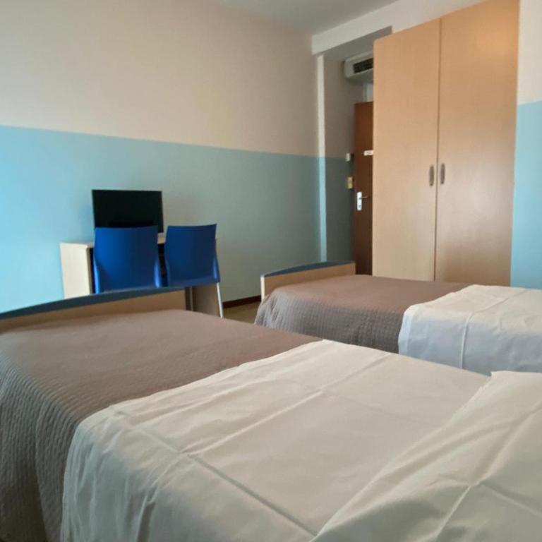 Casa Vacanze Paolo VI - Camera Doppia con Letti Singoli con Bagno Privato - 10