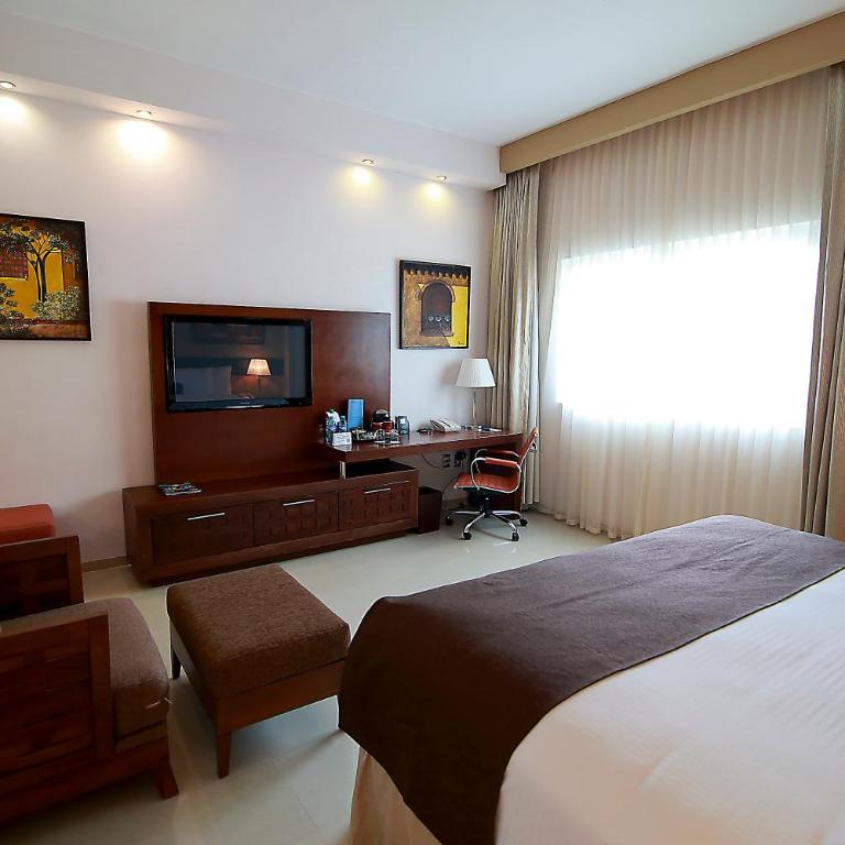 Wyndham Merida - Deluxe King Room - 2