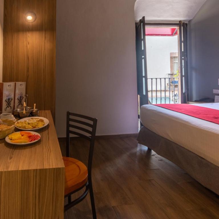 Hotel Hidalgo - King Room with Balcony - 5