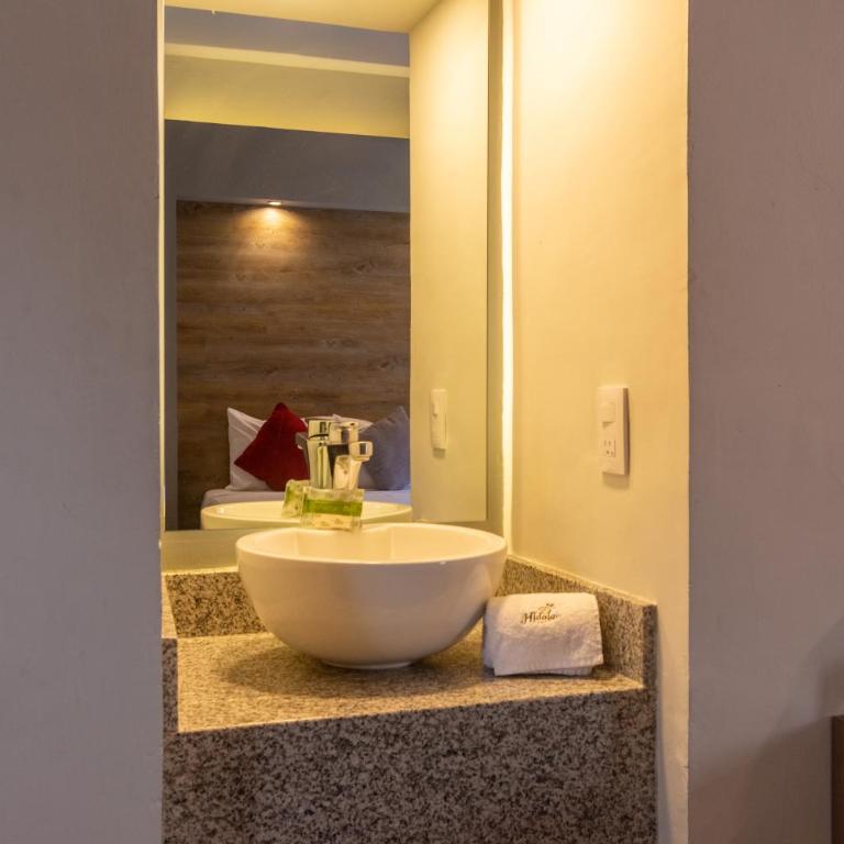 Hotel Hidalgo - King Room with Balcony - 9