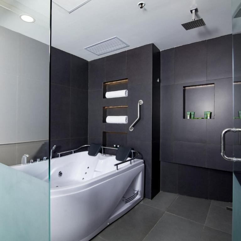 Wyndham Manta Sail Plaza Hotel and Convention Center - Deluxe King Suite - 3