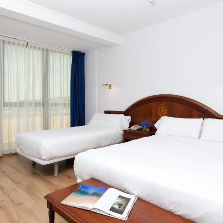 Hotel Príncipe de Asturias - Habitación Triple Estándar con vistas al mar - 3