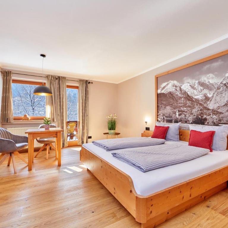 Gästehaus Brandnerhof - Doppelzimmer Enzian mit Balkon - 1