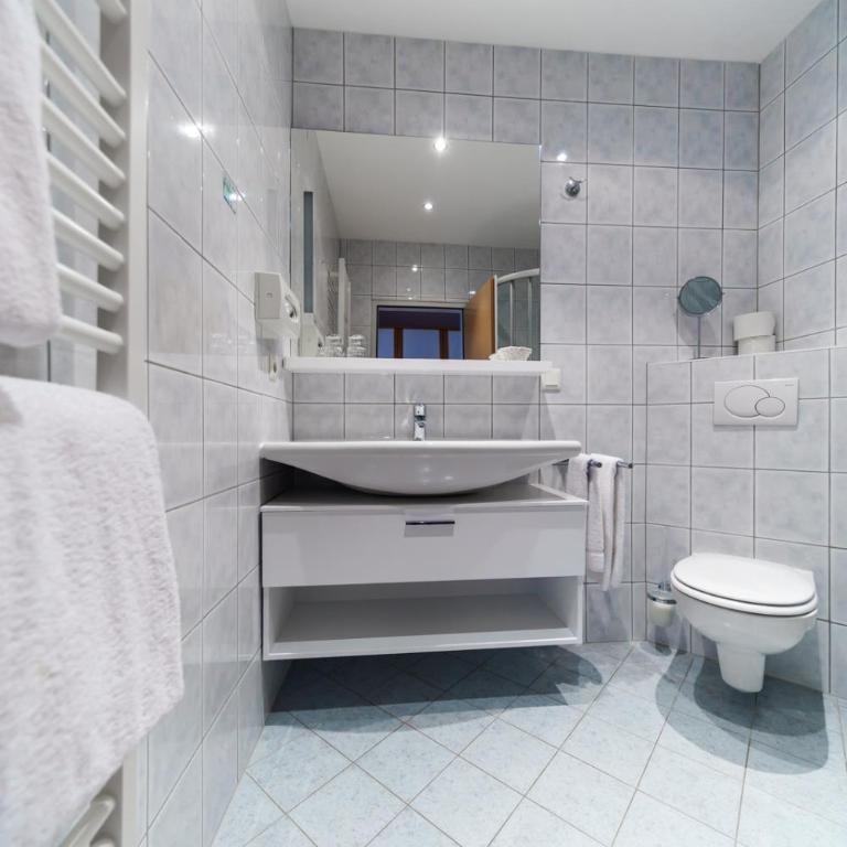 Seehotel Vinzenz - Kleines Doppelzimmer mit einem Balkon und Seeblick - 7