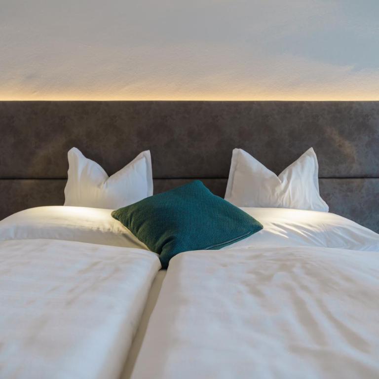 Seehotel Vinzenz - Kleines Doppelzimmer mit einem Balkon und Seeblick - 9