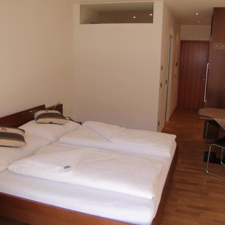 Garni - Hotel Am Burghuegel - Doppelzimmer - 2