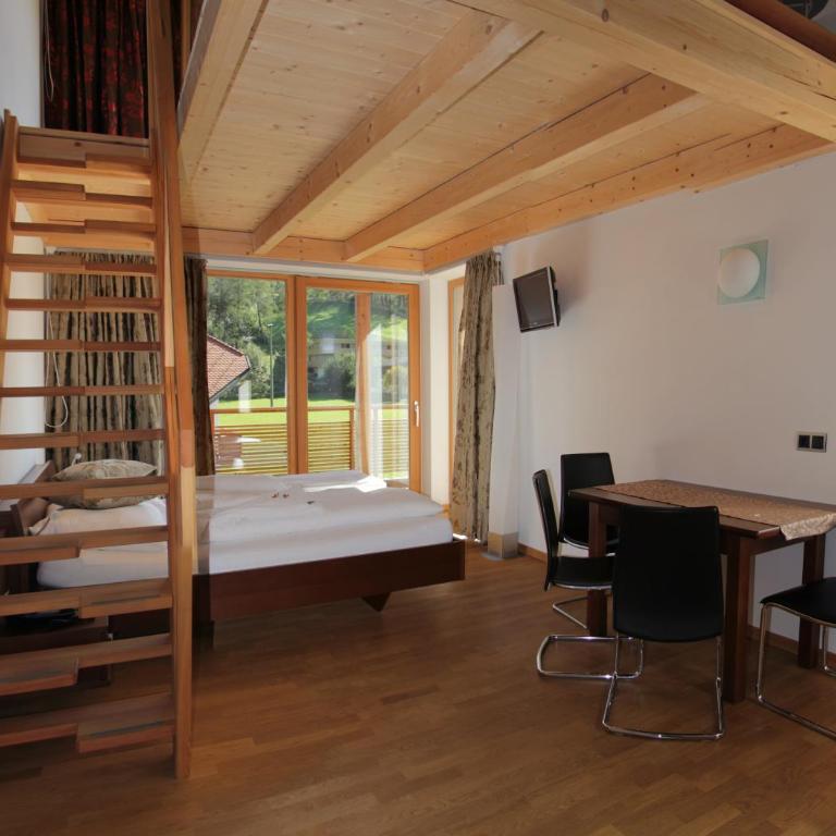 Garni - Hotel Am Burghuegel - Suite mit Balkon - Auf 2 Ebenen - 2