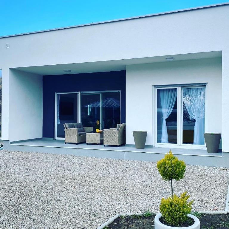 River Luxury House - Three-Bedroom Villa - 4