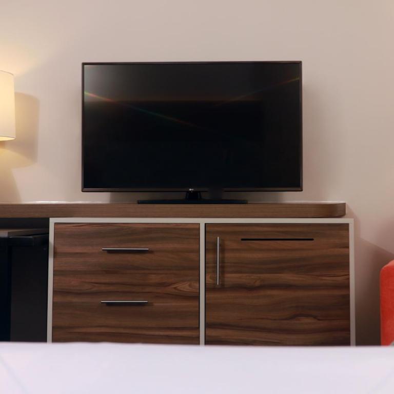 Holiday Inn & Suites Monterrey Apodaca Zona Airport, an IHG hotel - Habitación Estándar - Cama extragrande - 5
