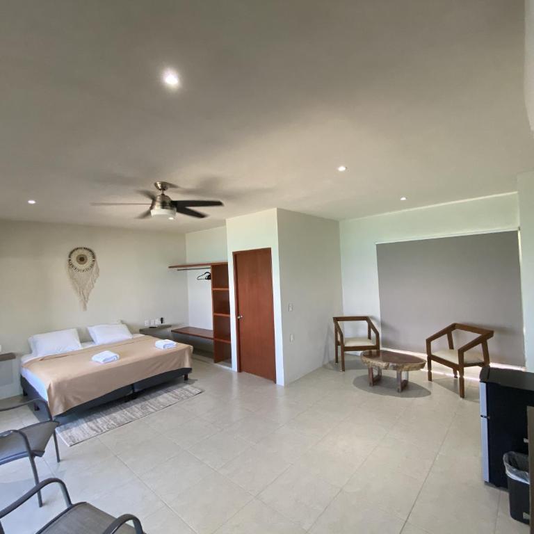 Cuxos Hotel Beachfront - King Room with Sea View - 7