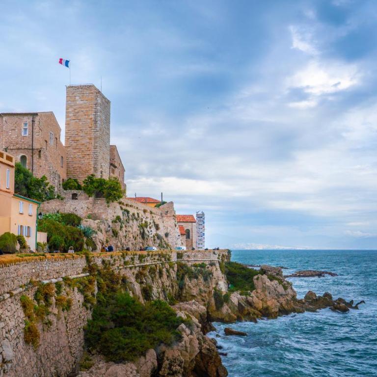 Nice Renting - MASSENA - LOFT - HEART of VIEIL ANTIBES - THE MARKET WITH SEA VIEW - Appartement 1 Chambre - 36
