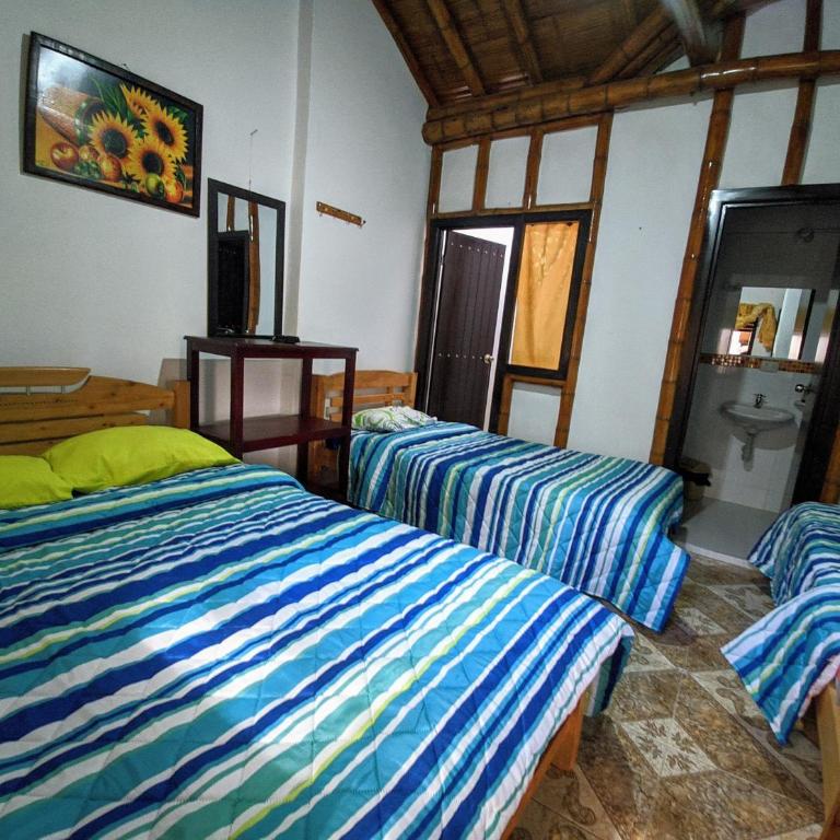 Hospedaje El Jardín - Habitación Triple con baño privado - 1