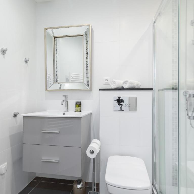 Cosy 1 Bdr near Garibaldi Square - Top Floor & AC - Appartement - 5