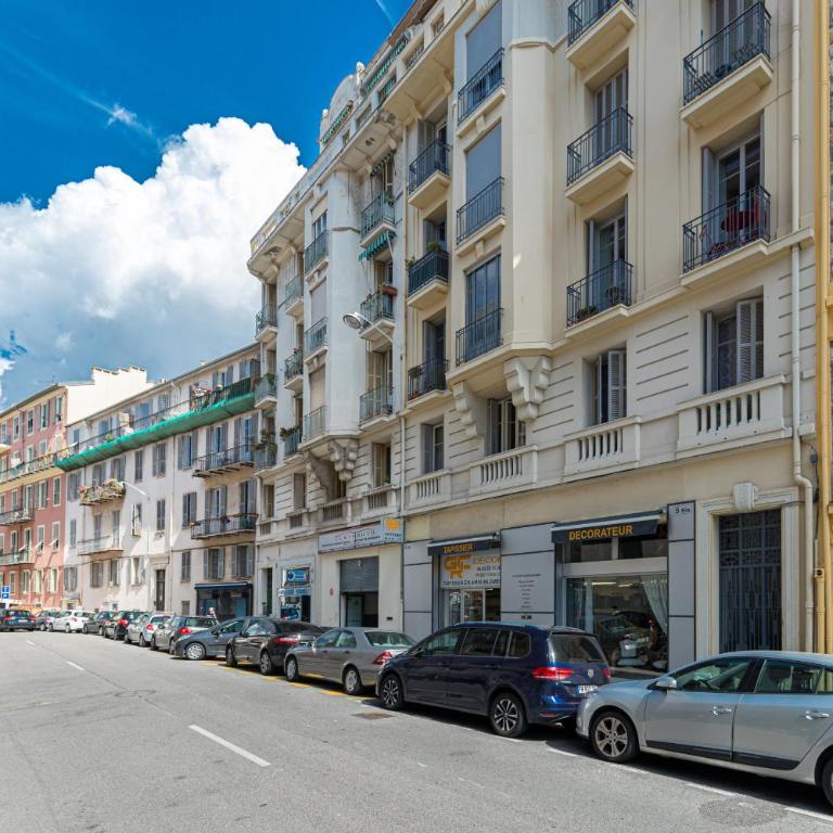 Cosy 1 Bdr near Garibaldi Square - Top Floor & AC - Appartement - 28