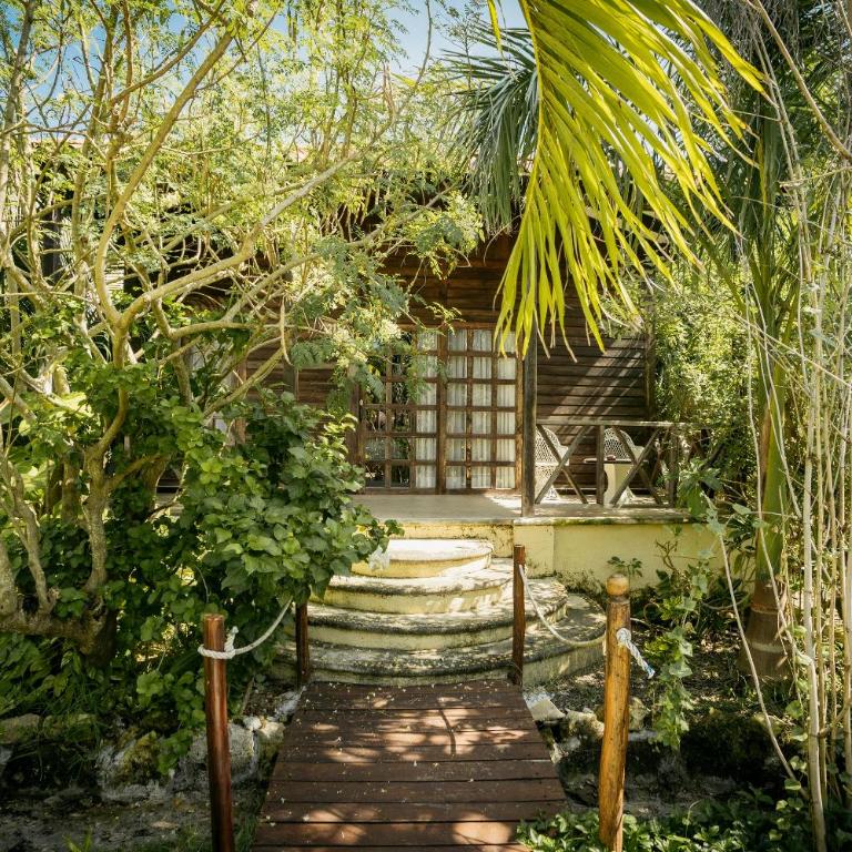 Petit Lafitte Beach Front Hotel & Bungalows - Jungle Experience Bungalow - King Bed - 14