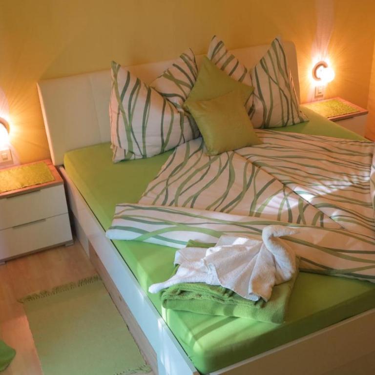 Haus Alpenrose - Doppelzimmer mit Terrasse - 2