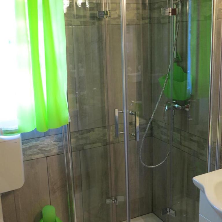 Haus Alpenrose - Doppelzimmer mit Terrasse - 5