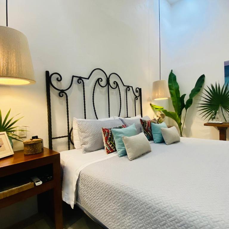 The Diplomat Boutique Hotel - Deluxe King Suite - 3