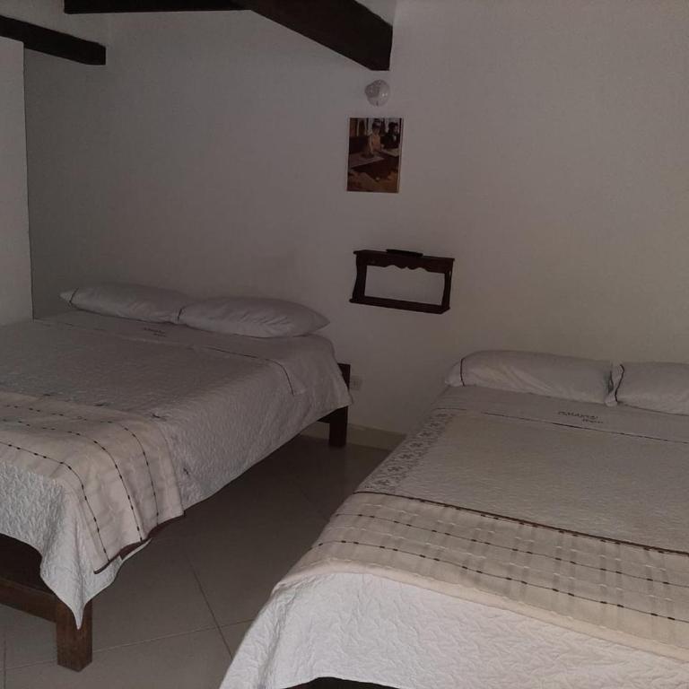 Cemandy Hostal - Habitación Doble con baño privado externo - 1 o 2 camas - 7