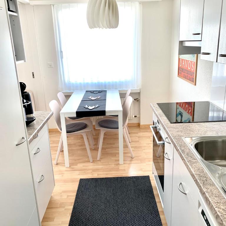 Holiday apartment Bolgen - close to everything! Bolgen, Jakobshorn, bus stop, train station, supermarket, ski school, ski rentals, restaurants and more! - Apartment mit 1 Schlafzimmer - 13