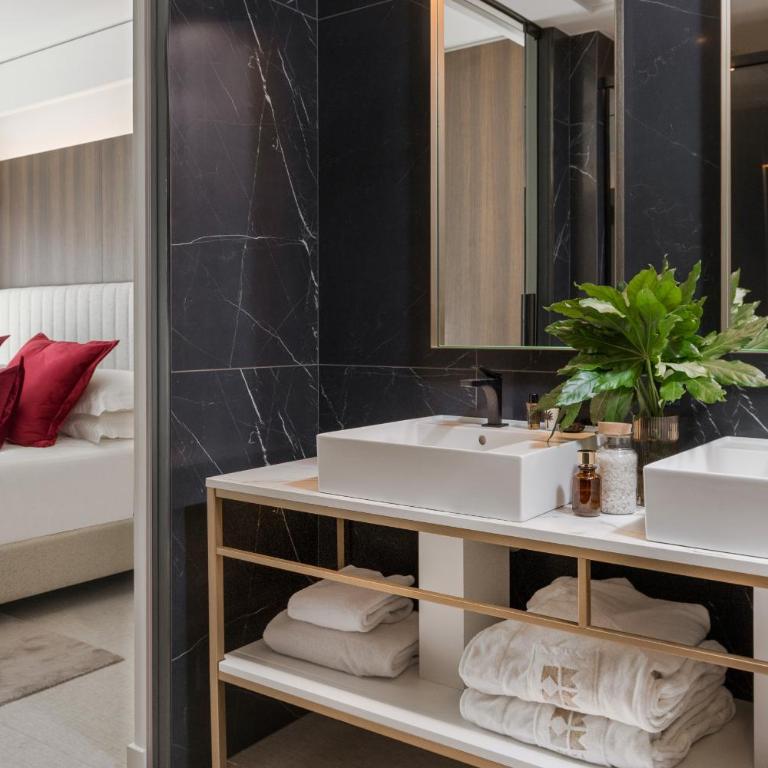 We Me Suite Hotel - Executive Suite with Hot Tub - 5