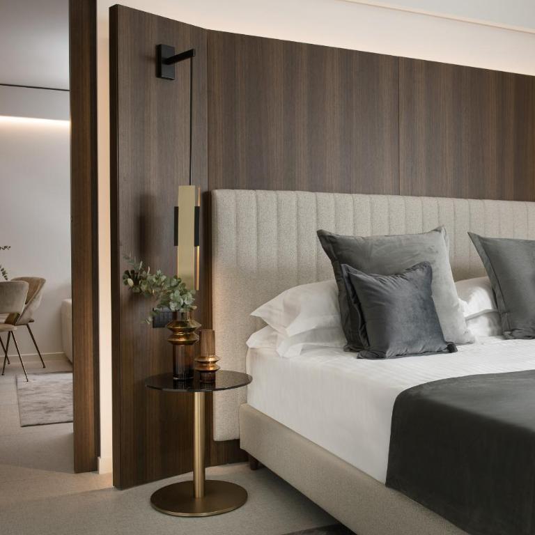 We Me Suite Hotel - Presidential Suite with Hot Tub - 3