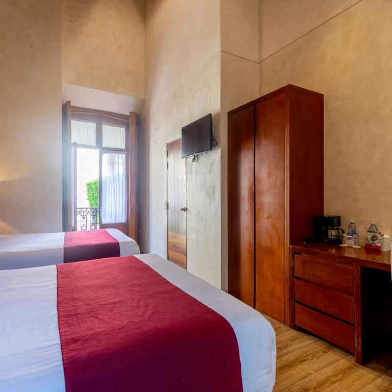 Hotel Madero - Twin Room with Balcony - 4