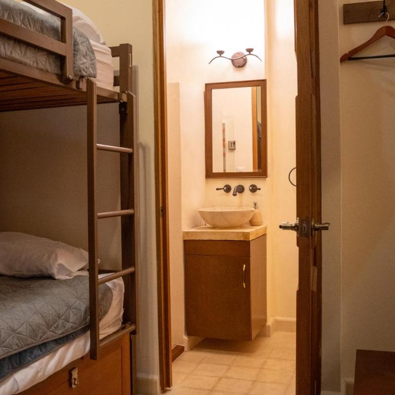 Hotel & Hostal Boutique Casa Garza - Bed in 4-Bed Female Dormitory Room - 4